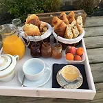 Domaine Des Tours Vauquelin Frühstückspension