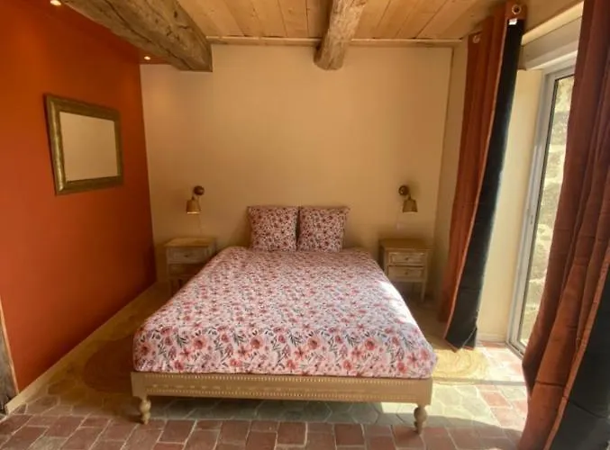 Bed & Breakfast Domaine Des Tours Vauquelin 3*