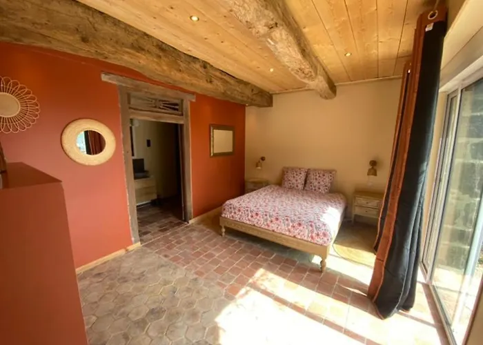 Bed & Breakfast Domaine Des Tours Vauquelin 3*